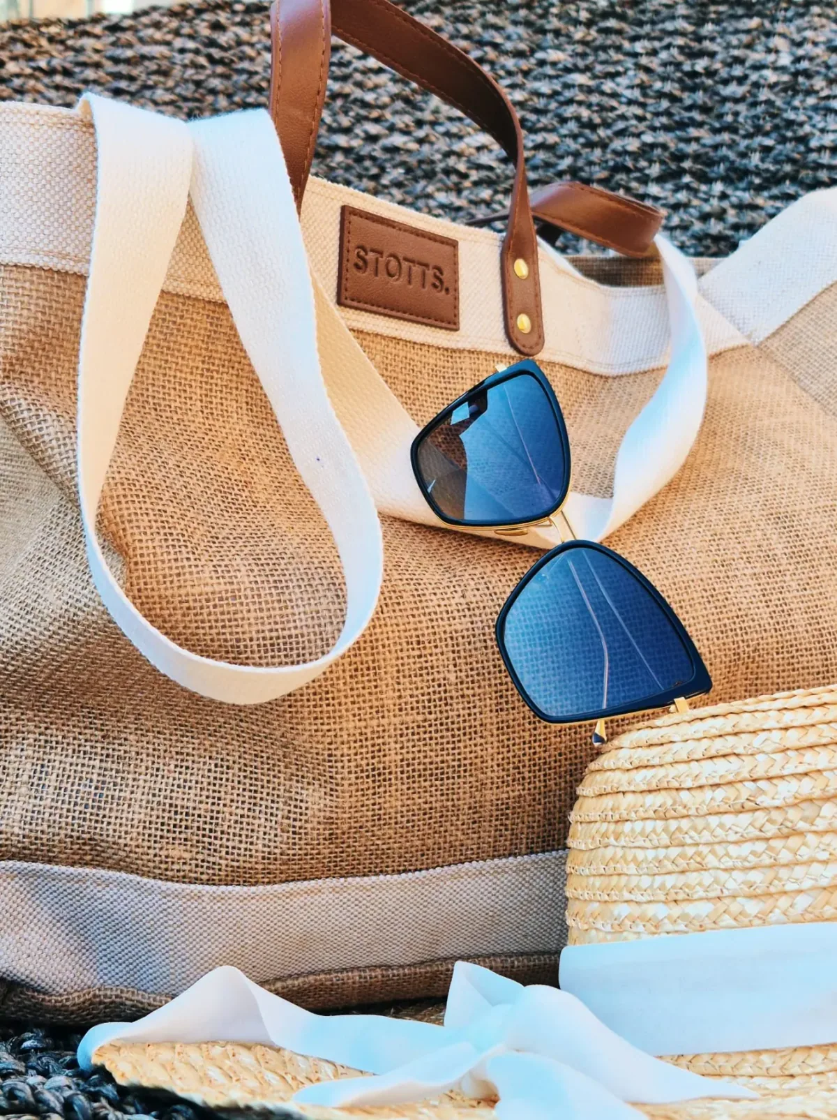 The hessian and linen tote from the side